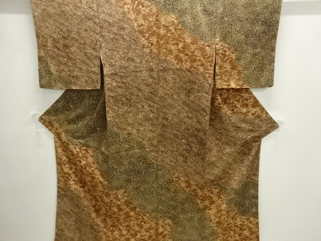 未使用品　縮緬地道長取に花・柴垣模様付け下げ小紋着物